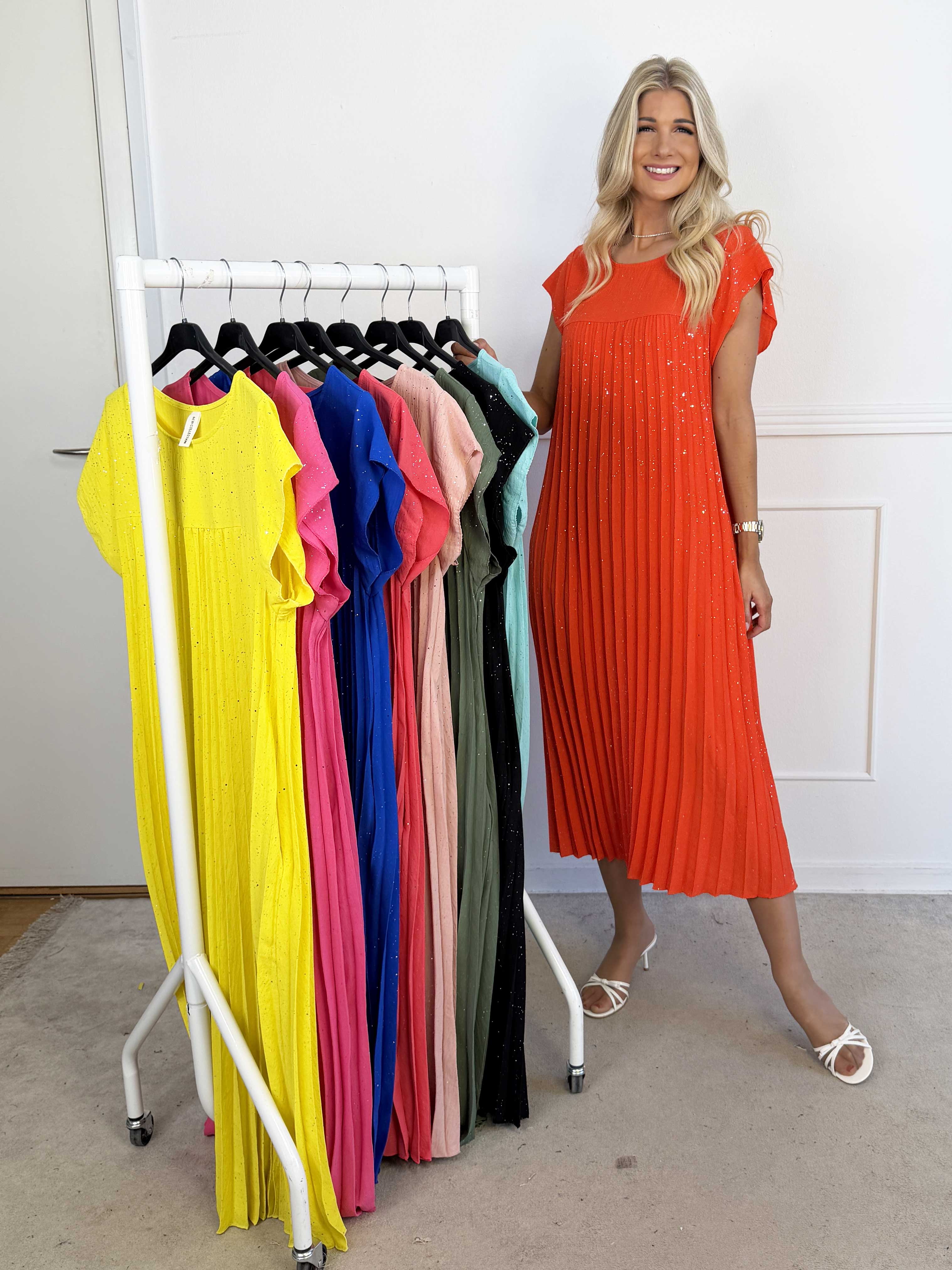 Nancy Glitter - Lang plus size kjole med plisseringer og lommer